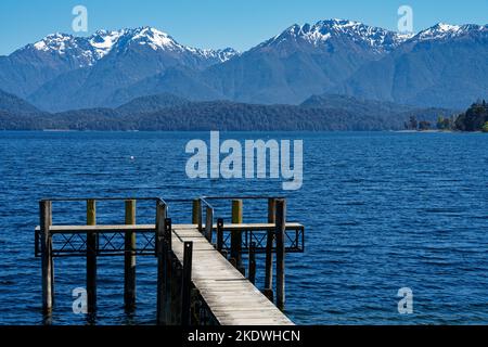 Blick über einen Steg am Ufer des Lake Te Anau. TE Anau, Southland, Südinsel, Aotearoa / Neuseeland. Stockfoto