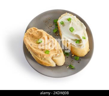 Teller mit Sandwiches mit Frischkäse isoliert auf weißem Hintergrund Stockfoto
