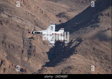Ein Thunderbird der US Air Force tritt während der Aviation Nation 2022 Air Show auf der Nellis Air Force Base, Nevada, am 5. November 2022 auf. Die Thunderbirds-Staffel ist eine Luftkampfkommandoeinheit, die aus acht Piloten (darunter sechs Demonstrationspiloten), vier Unterstützungsoffizieren, drei Zivilisten und mehr als 130 Angestellten besteht, die in 25 Berufsfeldern arbeiten. Stockfoto
