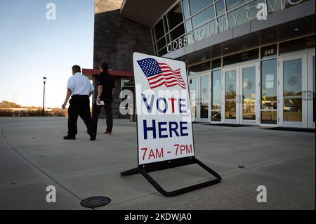 Marietta, Georgia, USA. 8.. November 2022. Während die Sonne auf Georgia untergeht, verlassen die Wähler in letzter Minute das Cobb County Civic Center nördlich von Atlanta.der wichtigste Bezirk in Georgia hat die Frist für den Eingang von über 1.036 Wahlabwesenden bis zum 14. November verlängert. Fast eine Woche nach dem Wahltag.Wahlbeamte des Landkreises Cobb versäumt es, die Stimmzettel auszusenden, nachdem sie sagten, dass Verfahrensfehler an mindestens zwei Tagen im Oktober gemacht wurden, als abwesende Stimmzettel angefordert, aber nicht erstellt und verschickt wurden, sagten Beamte. (Bild: © Robin Rayne/ZUMA Press Wire) Bild: ZUMA Press, Inc./Alamy Live News Stockfoto