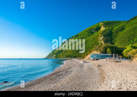 Torre Strand mit Monte Conero im Herzen der Bucht von Portonovo. Stockfoto