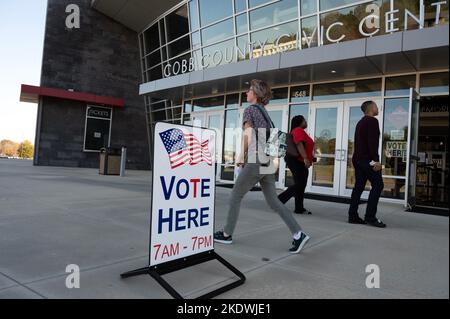 Marietta, Georgia, USA. 8.. November 2022. Während die Sonne auf Georgia untergeht, treffen die Wähler in letzter Minute im Cobb County Civic Center nördlich von Atlanta ein.der wichtigste Bezirk in Georgia hat die Frist für den Eingang von über 1.036 Stimmzettel für abwesende Bürger bis zum 14. November verlängert. Fast eine Woche nach dem Wahltag.Wahlbeamte des Landkreises Cobb versäumt es, die Stimmzettel auszusenden, nachdem sie sagten, dass Verfahrensfehler an mindestens zwei Tagen im Oktober gemacht wurden, als abwesende Stimmzettel angefordert, aber nicht erstellt und verschickt wurden, sagten Beamte. (Bild: © Robin Rayne/ZUMA Press Wire) Bild: ZUMA Press, Inc./Alamy Live News Stockfoto