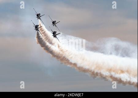 Vier F-16 Kampfjets von Falcon, die dem US Air Force Air Demonstration Squadron „Thunderbirds“ während der Luftfahrtmesse Aviation Nation 2022 auf der Nellis Air Force Base, Nevada, am 4. November 2022 zugewiesen wurden. Die Thunderbirds führen Manöver durch, die testen und zeigen, was von jedem Kampfflieger benötigt wird. (USA Luftwaffe Foto von Airman 1. Klasse Makenna Gott) Stockfoto