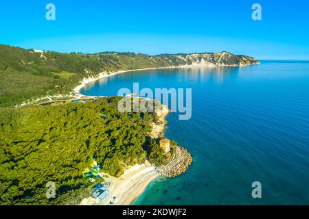 Die Küste von Portonovo mit dem Turm De Bosis im Vordergrund bei Sonnenaufgang. Portonovo, Provinz Ancona, Marken, Italien, Europa. Stockfoto