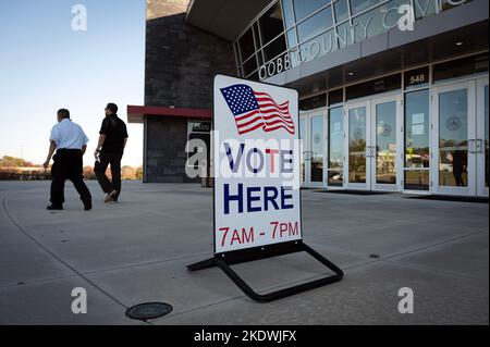 Marietta, Georgia, USA. 8.. November 2022. Während die Sonne auf Georgia untergeht, verlassen die Wähler in letzter Minute das Cobb County Civic Center nördlich von Atlanta.der wichtigste Bezirk in Georgia hat die Frist für den Eingang von über 1.036 Wahlabwesenden bis zum 14. November verlängert. Fast eine Woche nach dem Wahltag.Wahlbeamte des Landkreises Cobb versäumt es, die Stimmzettel auszusenden, nachdem sie sagten, dass Verfahrensfehler an mindestens zwei Tagen im Oktober gemacht wurden, als abwesende Stimmzettel angefordert, aber nicht erstellt und verschickt wurden, sagten Beamte. (Bild: © Robin Rayne/ZUMA Press Wire) Bild: ZUMA Press, Inc./Alamy Live News Stockfoto