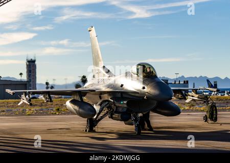 Mitglieder des Wartungsgeschwaders 162. führen während der im November regelmäßig geplanten Bohrperiode Routinearbeiten durch. (USA Foto der Air National Guard von Tech. Sgt. Hampton E. Stramler) Stockfoto