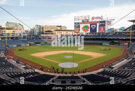 Servicemitarbeiter aus der Region der Nationalhauptstadt nehmen am 28. Oktober 2022 im Nationals Park in Washington, D.C. an einem Rundkurs-Workout Teil, das vom Baseballteam der Washington Nationals veranstaltet wurde. Das Training umfasste mehrere Stationen, die sich auf verschiedene Muskelgruppen konzentrierten, die sich auf den Tribünen, Dugouts und dem Spielfeld befinden. (USA Luftwaffe Foto von Jason Treffry) Stockfoto