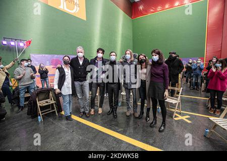 (Von links nach rechts) Margarita Arroyo, Héctor Illueca, Juan Gascón, Irene Montero, Pablo Fernández und Isa Serra posieren auf einem Gruppenfoto während der United We Can Kampagne in Burgos. Die politische Partei Unidos Podemos, auch bekannt als United We Can, hielt am 23. Februar eine massive Kundgebung im Viertel Gamonal ab. Stockfoto