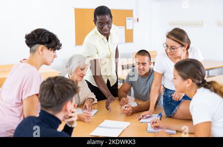 Gruppe von Personen, die an einem Sprachkurs teilnehmen Stockfoto