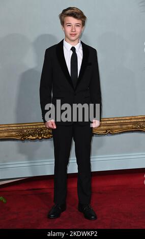 London, Großbritannien. 08.. November 2022. 8.. November 2022, London, Großbritannien. Timothee Sambor bei der Weltpremiere der Crown Season 5, Theatre Royal, Drury Lane, London. Quelle: Doug Peters/Alamy Live News Stockfoto