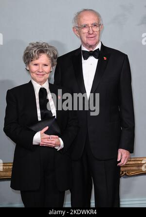 London, Großbritannien. 08.. November 2022. 8.. November 2022, London, Großbritannien. Imelda Staunton und Jonathan Pryce bei der Weltpremiere der Crown-Saison 5, Theatre Royal, Drury Lane, London. Quelle: Doug Peters/Alamy Live News Stockfoto