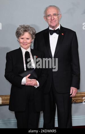 London, Großbritannien. 08.. November 2022. 8.. November 2022, London, Großbritannien. Imelda Staunton und Jonathan Pryce bei der Weltpremiere der Crown-Saison 5, Theatre Royal, Drury Lane, London. Quelle: Doug Peters/Alamy Live News Stockfoto