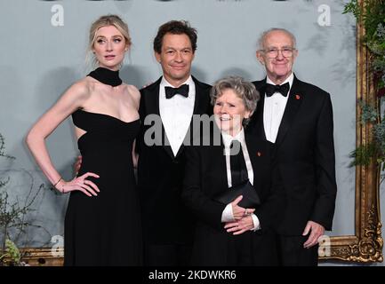 London, Großbritannien. 08.. November 2022. 8.. November 2022, London, Großbritannien. Elizabeth Debicki, Dominic West, Imelda Staunton und Jonathan Pryce bei der Weltpremiere der Crown Season 5, Theatre Royal, Drury Lane, London. Quelle: Doug Peters/Alamy Live News Stockfoto
