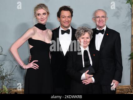 London, Großbritannien. 08.. November 2022. 8.. November 2022, London, Großbritannien. Elizabeth Debicki, Dominic West, Imelda Staunton und Jonathan Pryce bei der Weltpremiere der Crown Season 5, Theatre Royal, Drury Lane, London. Quelle: Doug Peters/Alamy Live News Stockfoto