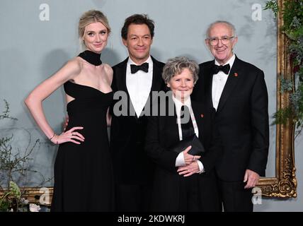 London, Großbritannien. 08.. November 2022. 8.. November 2022, London, Großbritannien. Elizabeth Debicki, Dominic West, Imelda Staunton und Jonathan Pryce bei der Weltpremiere der Crown Season 5, Theatre Royal, Drury Lane, London. Quelle: Doug Peters/Alamy Live News Stockfoto