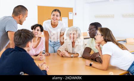 Gruppe von Personen, die an einem Sprachkurs teilnehmen Stockfoto