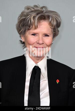 London, Großbritannien. 08.. November 2022. 8.. November 2022, London, Großbritannien. Imelda Staunton bei der Weltpremiere der Crown Season 5, Theatre Royal, Drury Lane, London. Quelle: Doug Peters/Alamy Live News Stockfoto