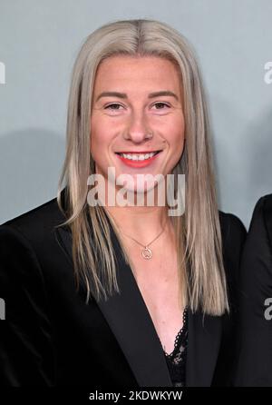 London, Großbritannien. 08.. November 2022. 8.. November 2022, London, Großbritannien. Bethany England bei der Weltpremiere der Crown Season 5, Theatre Royal, Drury Lane, London. Quelle: Doug Peters/Alamy Live News Stockfoto