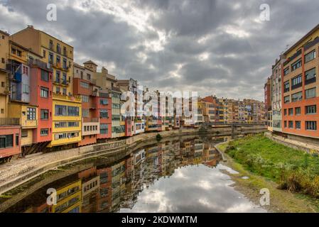 Ein Blick auf die farbenfrohen Gebäude am Fluss Girona spiegelt sich im Fluss Onya wider Stockfoto