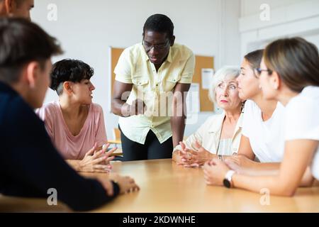 Gruppe von Personen, die an einem Sprachkurs teilnehmen Stockfoto