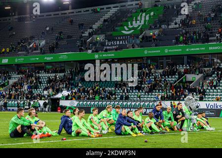 Wolfsburg, Deutschland. 08. Nov, 2022. firo : 11/08/2022, Fußball, Fußball, 1. Liga, 1. Bundesliga, Saison 2022/2023, VfL Wolfsburg - BVB Borussia Dortmund das Team des VfL Wolfsburg zum Finale Jubel, Emotion, Jubel, Credit: dpa/Alamy Live News Stockfoto