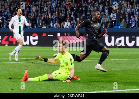 Christopher ANTWI-ADJEI (BO) gegen den Torwart Jan OLSCHOWSKY (MG) erzielte am 8.. November 1:0 in Bochum das Tor für den VFL Bochum, Action, Fußball 1. Bundesliga, 14. Spieltag, VfL Bochum (BO) - Borussia Mönchengladbach (MG) 2 2022: 1. Stockfoto