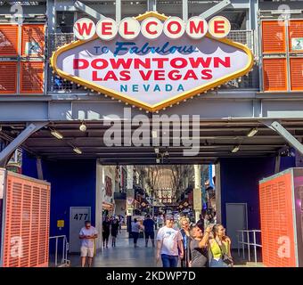 Das „Welcome to Fabulous Downtown Las Vegas Sign“ am Eingang des Fremont Street Experience Stockfoto