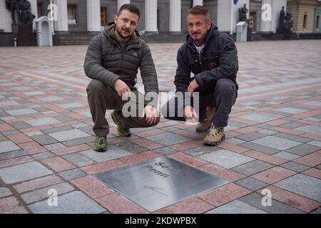 Kiew, Ukraine. 08.. November 2022. Der ukrainische Präsident Volodymyr Zelenskyy trifft sich am 8. November 2022 mit dem Hollywood-Schauspieler und Philanthropen Sean Penn bei einem Besuch in der ukrainischen Hauptstadt Kiew in der Ukraine. Penn schenkte Zelenskyy eine seiner persönlichen Oscar-Statuetten und sagte: „Wenn du gewinnst, bringe sie zurück nach Malibu.“ Foto über Ukrainian Presidential Press Office/UPI Credit: UPI/Alamy Live News Stockfoto