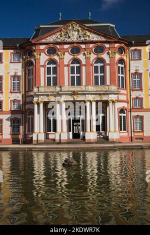 Schloss Bruchsal und Springbrunnen-Pool, Bruchsal, Deutschland. Stockfoto