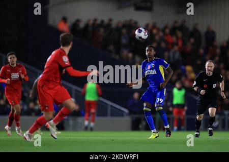 London, Großbritannien. 08.. November 2022. Paris Maghoma von AFC Wimbledon, der am 8. November 2022 den Ball beim Spiel der EFL Sky Bet League 2 zwischen AFC Wimbledon und Leyton Orient in der Plough Lane, London, England, übergab. Foto von Carlton Myrie. Nur zur redaktionellen Verwendung, Lizenz für kommerzielle Nutzung erforderlich. Keine Verwendung bei Wetten, Spielen oder Veröffentlichungen einzelner Clubs/Vereine/Spieler. Kredit: UK Sports Pics Ltd/Alamy Live Nachrichten Stockfoto