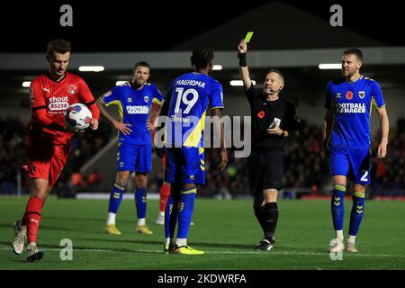 London, Großbritannien. 08.. November 2022. Paris Maghoma von AFC Wimbledon wird vom Schiedsrichter Robert Lewis während des Spiels der EFL Sky Bet League 2 zwischen AFC Wimbledon und Leyton Orient am 8. November 2022 in Plough Lane, London, England, gebucht. Foto von Carlton Myrie. Nur zur redaktionellen Verwendung, Lizenz für kommerzielle Nutzung erforderlich. Keine Verwendung bei Wetten, Spielen oder Veröffentlichungen einzelner Clubs/Vereine/Spieler. Kredit: UK Sports Pics Ltd/Alamy Live Nachrichten Stockfoto