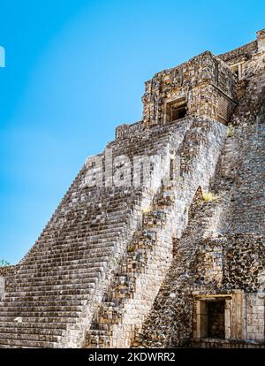 Die Pyramide des Zauberers vor dem Hintergrund eines blassblauen Himmels in einer alten Maya-Stadt in Uxmal, Yucatan, Mexiko. Stockfoto