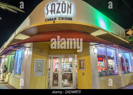 Miami Beach Florida, North Beach Collins Avenue Nachtleben, Sazon kubanische Küche Restaurant Restaurants Speisen Essen Essen gehen zwanglose Cafe Cafés bis Stockfoto