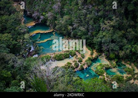 Semuc Champey, Kalksteinbecken am Fluss Cahabon im Departement Alta Verapaz, Guatemala. Stockfoto