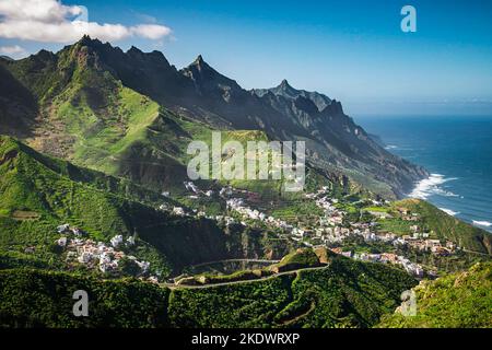 Anaga Rural Park, Nord-Teneriffa, Küstenlandschaft mit grünen Terrassen und Kalimnebel. Stockfoto