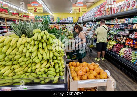 Miami Beach Florida, Normandy Isle Sabor Tropical Supermarket Lebensmittelgeschäft Markt Markt, innen innen Einkaufen Shopper Lebensmittelgeschäft Geschäfte f Stockfoto