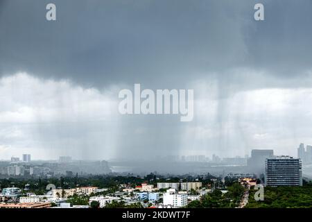 Miami Beach Florida, North Shore Historic District, Wetter starker Regensturm Regen Sturm stürmische Wolken Regenguss dunkelgrau Wolken, Klimawandel globa Stockfoto