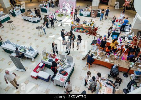 Aventura Florida Miami, Aventura Mall Atrium Bauernmarkt, Mann Männer männlich Frau Frau Dame weiblich Paar Paare Erwachsene Erwachsene, innen, Store stor Stockfoto