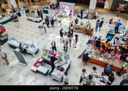 Aventura Florida Miami, Aventura Mall Atrium Bauernmarkt, Mann Männer männlich Frau Frau Dame weiblich Paar Paare Erwachsene Erwachsene, innen, Store stor Stockfoto