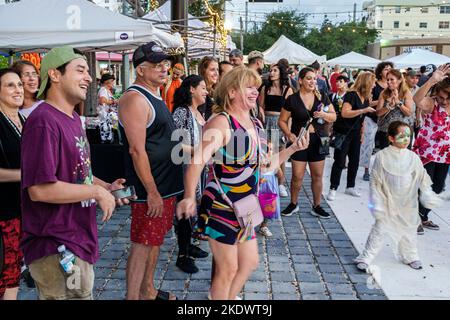 Miami Beach Florida, Normandy Isle Day of the Dead Salsa Party, Mann Männer männlich Frau Frau Dame weiblich Paar Paare Erwachsene Erwachsene beobachten audien suchen Stockfoto