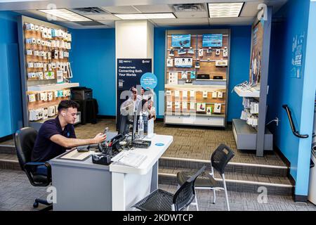 Miami Beach Florida, Mann Männer Erwachsene Erwachsene Erwachsene, innen innen, AT&T ATT Geschäft Geschäfte Geschäft Geschäfte Händler Markt Märkte M Stockfoto