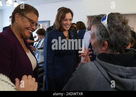 Los Angeles, Kalifornien, USA. 08.. November 2022. US-Vizepräsidentin und zweiter Gentleman kommen zur Kongressabgeordneten Karen Bass, die sich für die Bürgermeisterin eingesetzt hat, um im Restaurant John OâGroats in Los Angeles, Kalifornien, USA, Kekse zu kaufen, 08. November 2022. Die Zwischenwahlen in den USA finden alle vier Jahre zur Mitte jeder Amtszeit des Präsidenten statt und umfassen in diesem Jahr Wahlen für alle 435 Sitze im Repräsentantenhaus, 35 der 100 Sitze im Senat und 36 der 50 Gouverneure sowie zahlreiche weitere lokale Sitze und Wahlurnen. Kredit: Allison Abendessen/Pool über CNP/dpa/Alamy Live Nachrichten Stockfoto