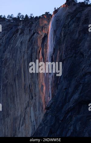 Nahaufnahme der Schwalbenschwanzfälle bei Sonnenuntergang in yosemite Stockfoto