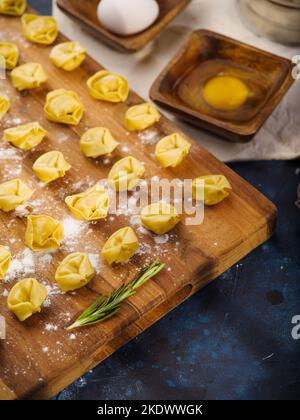 Traditionelle hausgemachte Knödel auf einem Schneidebrett. Kochvorgang. Rezepte für die Heim- und Restaurantküche. Auf dem Foto befinden sich keine Personen. Schließen-U Stockfoto