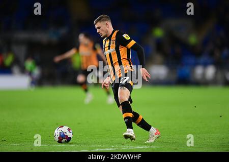 Cardiff, Großbritannien. 08.. November 2022. Regan Slater #27 von Hull City während des Sky Bet Championship-Spiels Cardiff City gegen Hull City im Cardiff City Stadium, Cardiff, Vereinigtes Königreich, 8.. November 2022 (Foto von Ashley Crowden/News Images) in Cardiff, Vereinigtes Königreich am 11/8/2022. (Foto von Ashley Crowden/News Images/Sipa USA) Quelle: SIPA USA/Alamy Live News Stockfoto