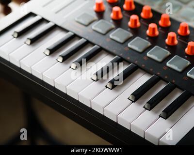 Moderne musikalische Ausrüstung für Tonstudio, Musikstudio. Midi-Tastatur. Nahaufnahme. Berufliche Tätigkeit, Hobby. Musiker, Toningenieur, Sound wo Stockfoto