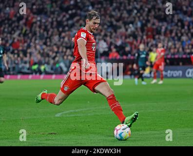 München, Deutschland. 8.. November 2022. Leon Goretzka von Bayern München tritt beim Bundesliga-Fußballspiel der ersten Liga zwischen Bayern München und dem SV Werder Bremen am 8. November 2022 in München an. Quelle: Philippe Ruiz/Xinhua/Alamy Live News Stockfoto