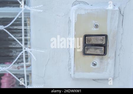 Nahaufnahme des Lichtschalters mit Platz zur Seite auf dem Wandhintergrund. Stockfoto