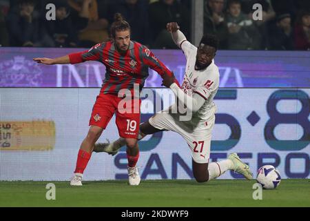 Cremona, Italien. 8.. November 2022. Divock Origi von AC Milan Zwickel mit Michele Castagnetti von US Cremonese während des Serie A Spiels im Stadio Giovanni Zini, Cremona. Bildnachweis sollte lauten: Jonathan Moscrop/Sportimage Kredit: Sportimage/Alamy Live News Stockfoto