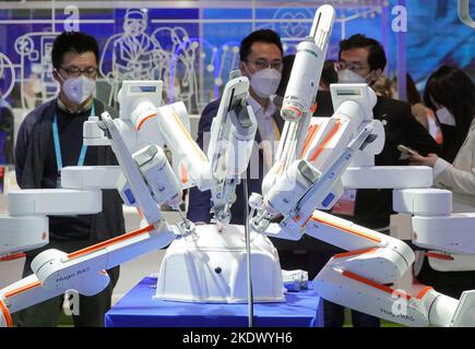 SHANGHAI, CHINA - 8. NOVEMBER 2022 - Besucher erfahren auf dem Medtronic-Stand während der China Internation 5. mehr über die robotergestützte Chirurgie des RAS-Systems von Hugo Stockfoto